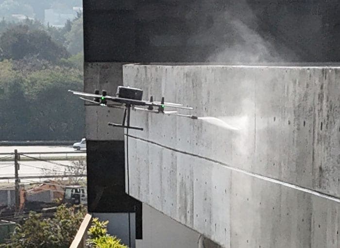Limpeza de fachada corporativa com drone Dronewash em São Paulo