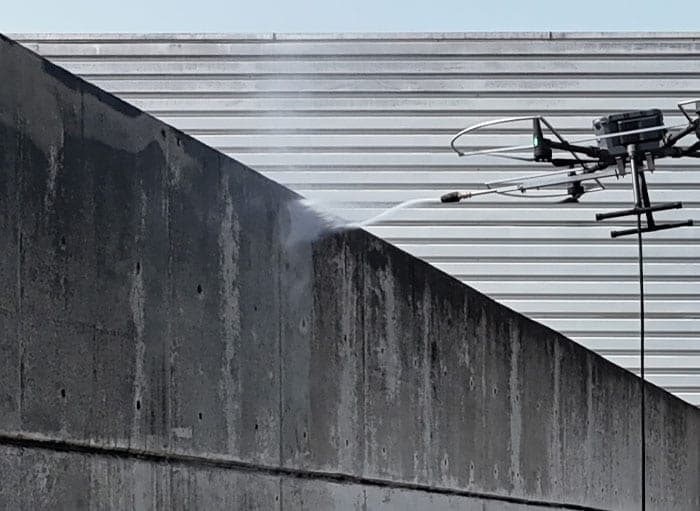 Fachada de edifício comercial limpa com drone sem andaime