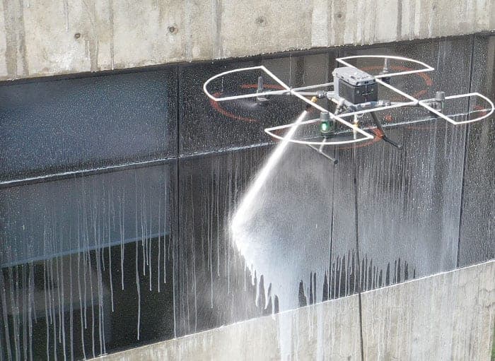 Limpeza de fachada de vidro com drone Dronewash