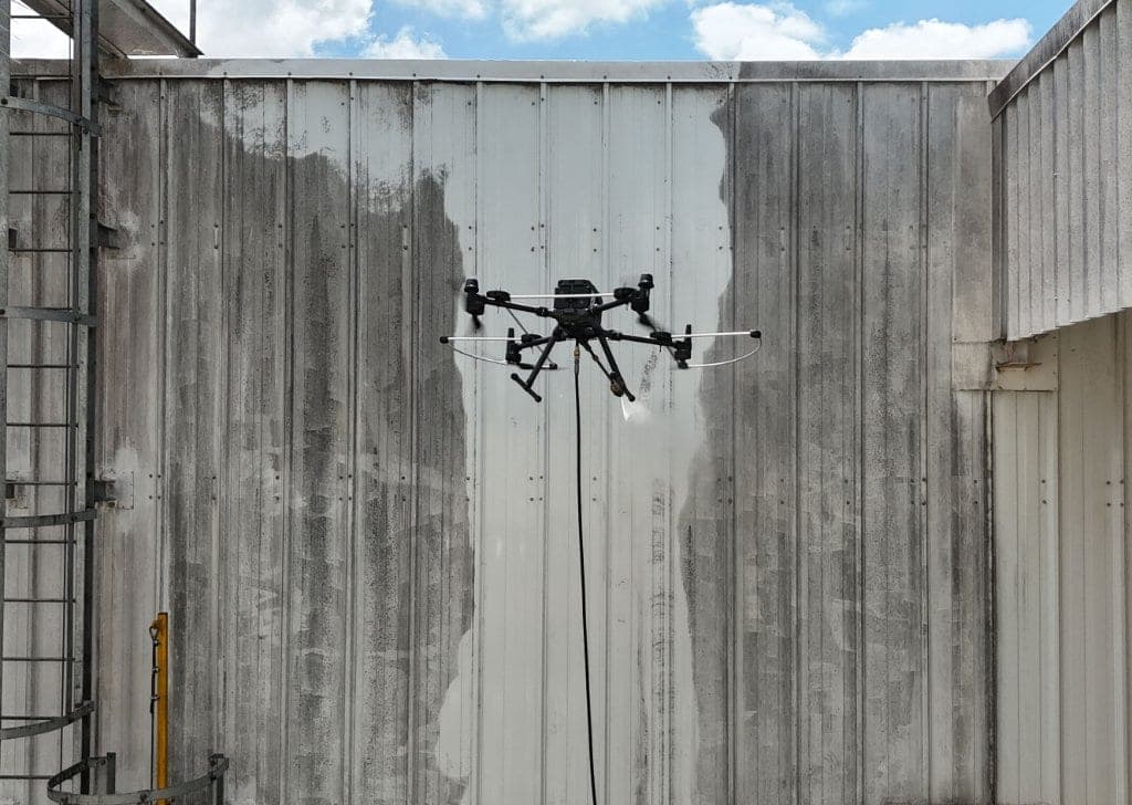 Limpeza de fachada com baixa pressão realizada por drone