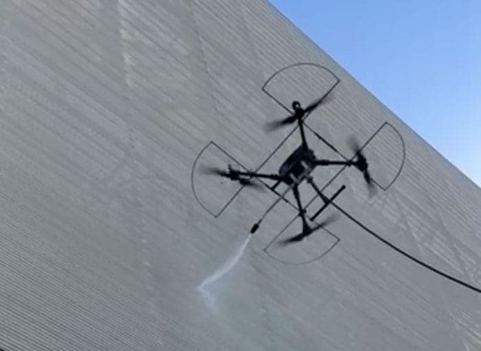 Operação comercial com drone em ambiente urbano