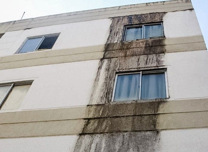 Remoção de mofo e algas de fachada com drone Dronewash
