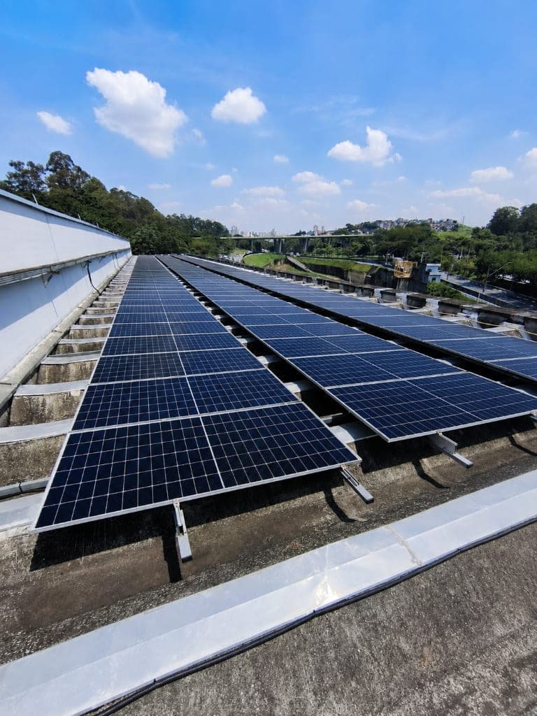 Painéis solares limpos em usina fotovoltaica