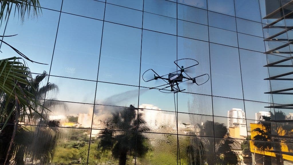 Limpeza de fachada de vidro com drone Dronewash em altura